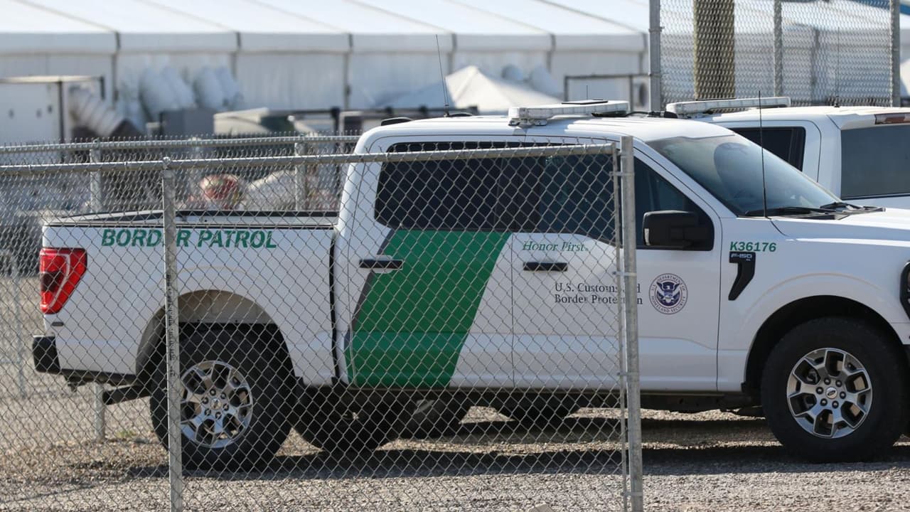 Durante años, la Patrulla Fronteriza estuvo deteniendo a inmigrantes indocumentados a lo largo de este sector de Eagle Pass y después lo pasaba a este centro de procesamiento. Esta ciudad, que está frente a Piedras Negras,
<b> era uno de los epicentros de una batalla legal entre el gobierno de Biden y el de Texas para poder controlar la inmigración.</b>
<a href="https://www.univision.com/local/san-antonio-kwex/miles-de-inmigrantes-estan-a-la-intemperie-en-eagle-pass-texas-esperando-a-ser-procesados-video" target="_blank">También se registraban altos números de cruces irregulares</a>,
<b>ya sea en grupos grandes o en personas que iban solas.</b>