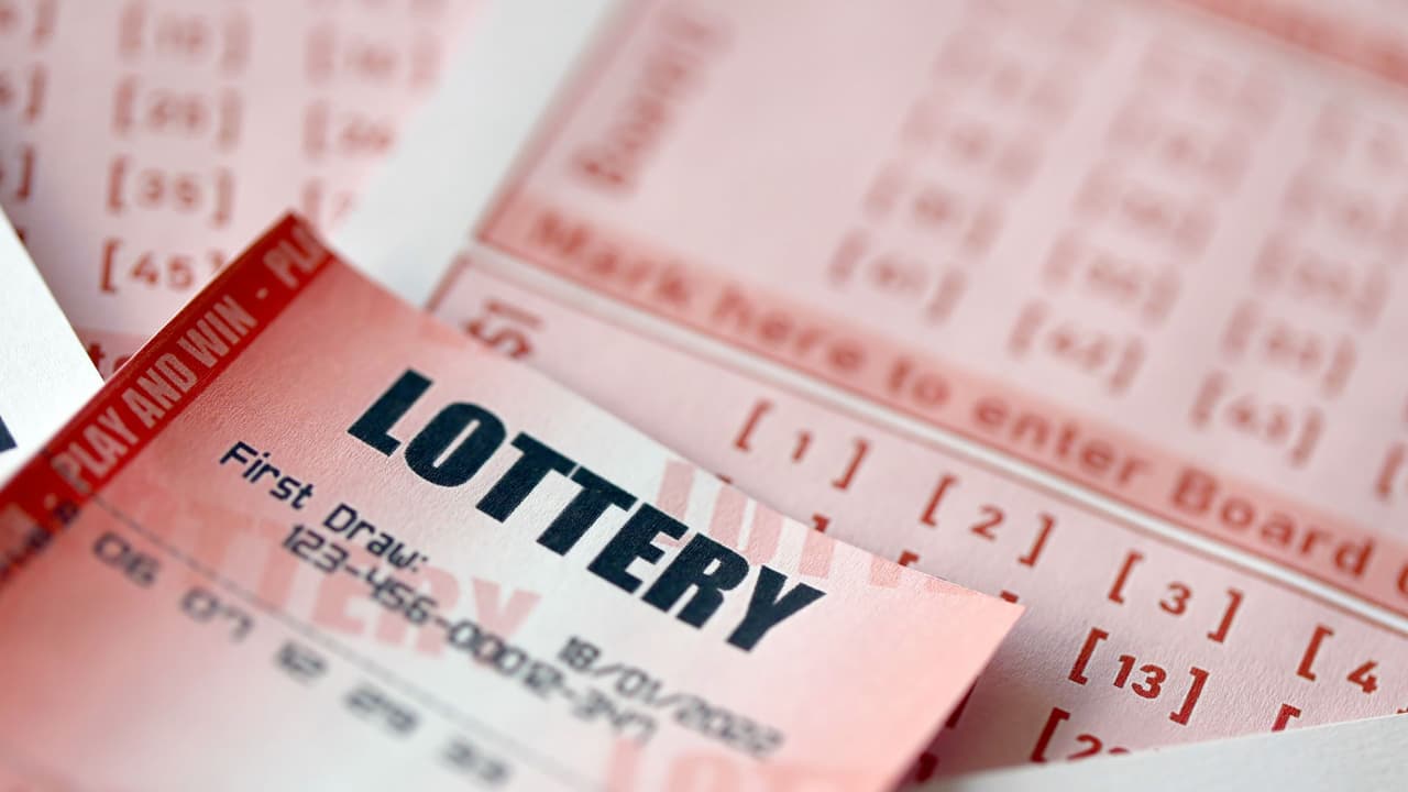 Lotería de Mega Millions se acumula por $525 millones, ¿cuánto se llevaría el ganador?