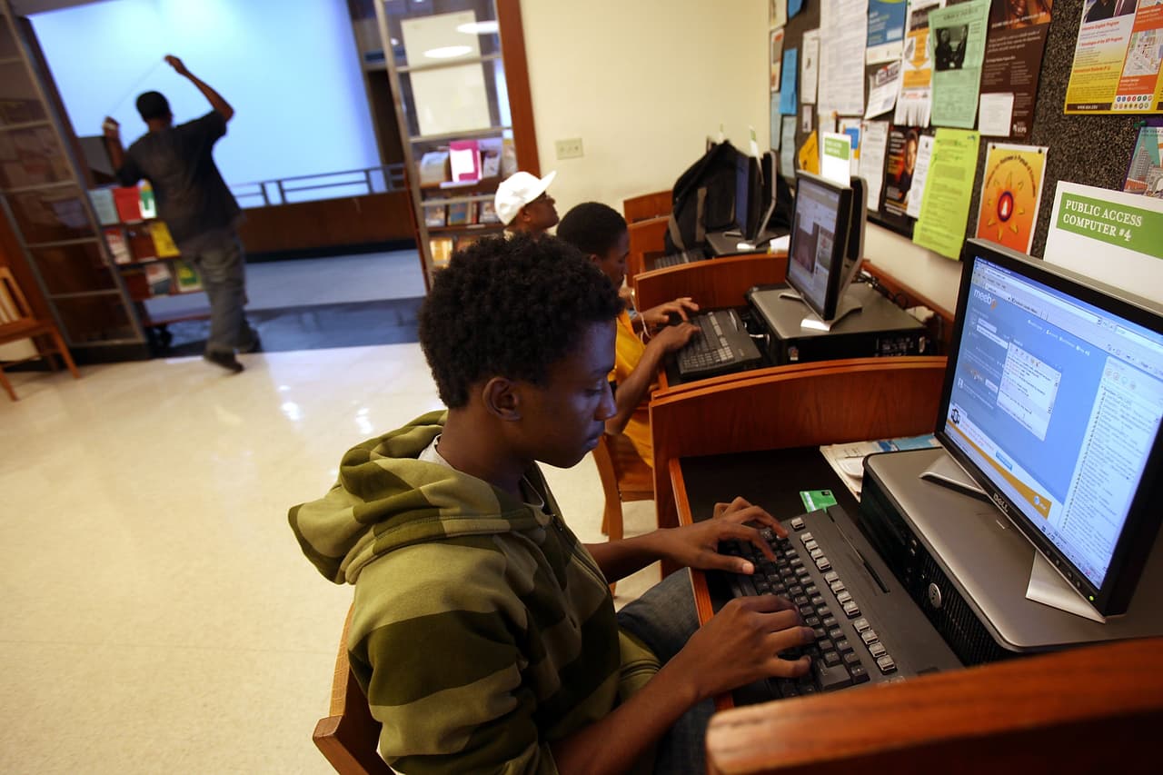 En bibliotecas públicas como la de Brooklyn los visitantes pueden hacer uso de internet.