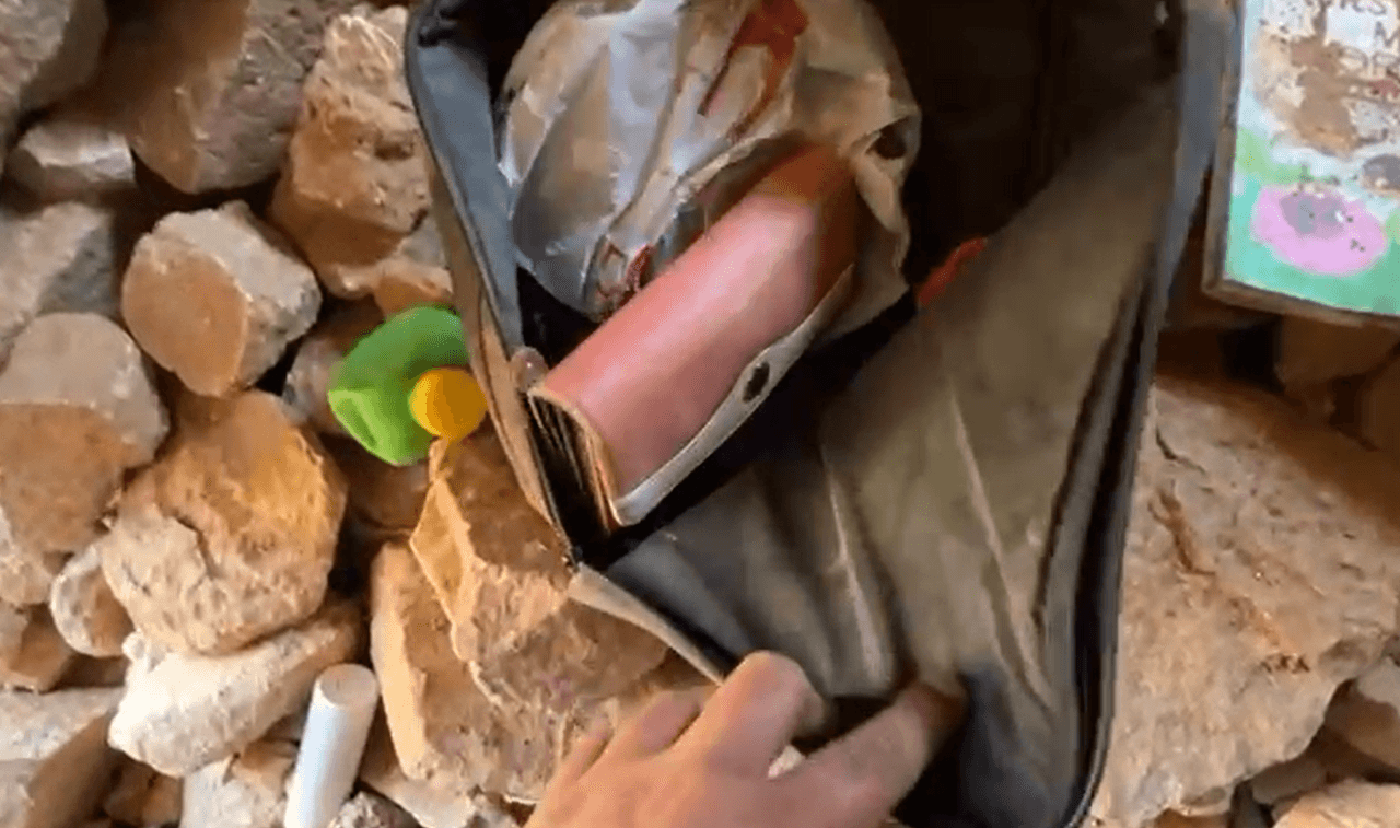 Un
<b>bolso con una billetera</b> fue dejado u olvidado allí.