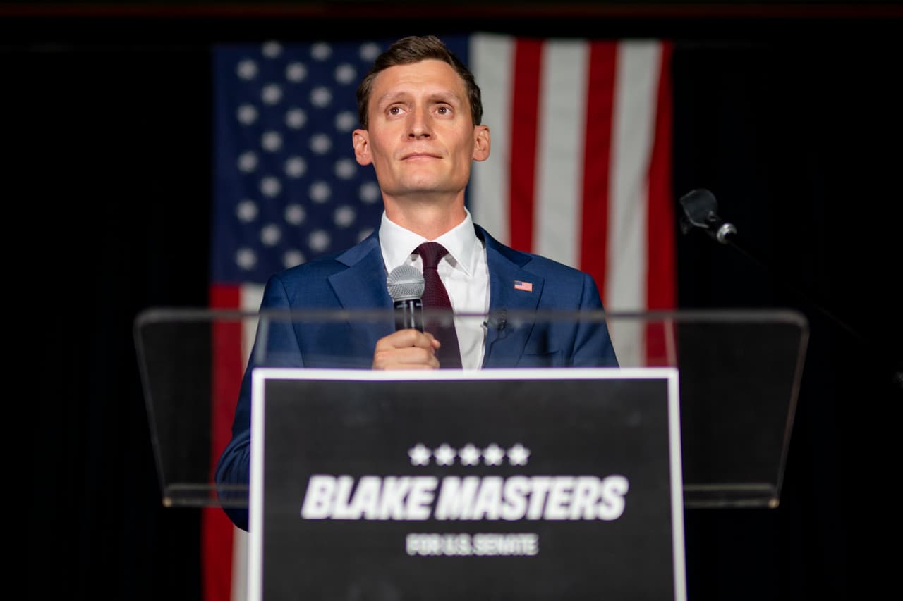 <h3 class="cms-H3-H3">Blake Masters, candidato republicano al Senado por Arizona</h3>
<br>
<br>🗳️ Masters compite en noviembre con el actual senador demócrata Mark Kelly.
<br>
<br>🗳️ “Creo que Trump ganó en 2020”, dice Masters en varios anuncios de campaña. En un tuit asegura, sin mostrar pruebas, que “las instituciones más poderosas de Estados Unidos conspiraron” en contra de Trump.
<br>