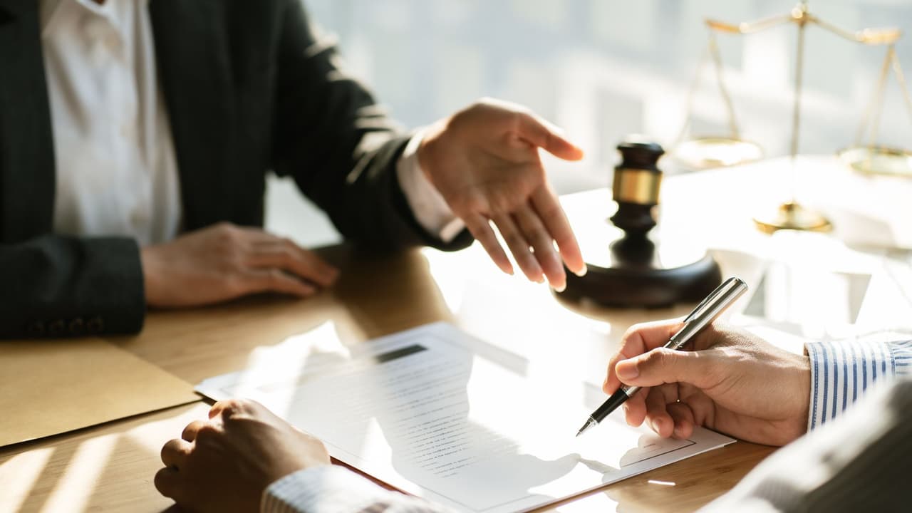 <h3 class="cms-H3-H3">Honorarios y contrato</h3> En Texas, los honorarios
<b>deben ser razonables y entendibles.</b>
<br>Según
<i>Texas State Law Library</i>, las personas
<b>tienen derecho a conocer cómo se calculan los honorarios y qué gastos pueden aparecer</b> antes de firmar un contrato
<a href="https://guides.sll.texas.gov/hiring-and-firing-your-lawyer/attorneys-fees" target="_blank">👉🏻 haz clic aquí para más detalles</a>
<br>Si el pago es por porcentaje del resultado, conocido como
<i>contingency fee</i>,
<b>debe existir un acuerdo por escrito.</b>
<br>
<i>Texas Disciplinary Rules of Professional Conduct</i>, publicadas por
<i>State Bar of Texas</i>, exigen que
<b>ese contrato explique claramente el método de cálculo</b>.
<br>Para el cliente, esto significa
<b> no pagar ni firmar nada sin entender qué incluye el servicio</b>, qué no incluye y qué ocurre si decide cambiar de abogado.