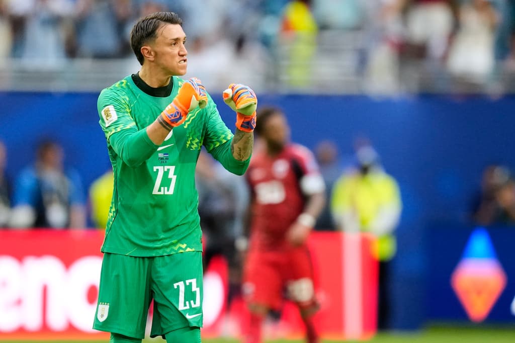 El portero uruguayo Fernando Muslera (23) reacciona después de que su compañero Agustín Canobbio (14) anotara el segundo gol.