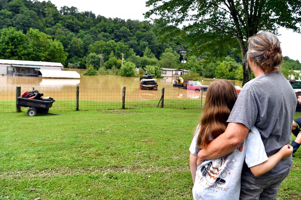 Se informó de inundaciones repentinas y deslizamientos de tierra en la región montañosa del este de Kentucky, el oeste de Virginia y el sur de Virginia Occidental, donde las tormentas eléctricas arrojaron varias pulgadas de lluvia en los últimos días.