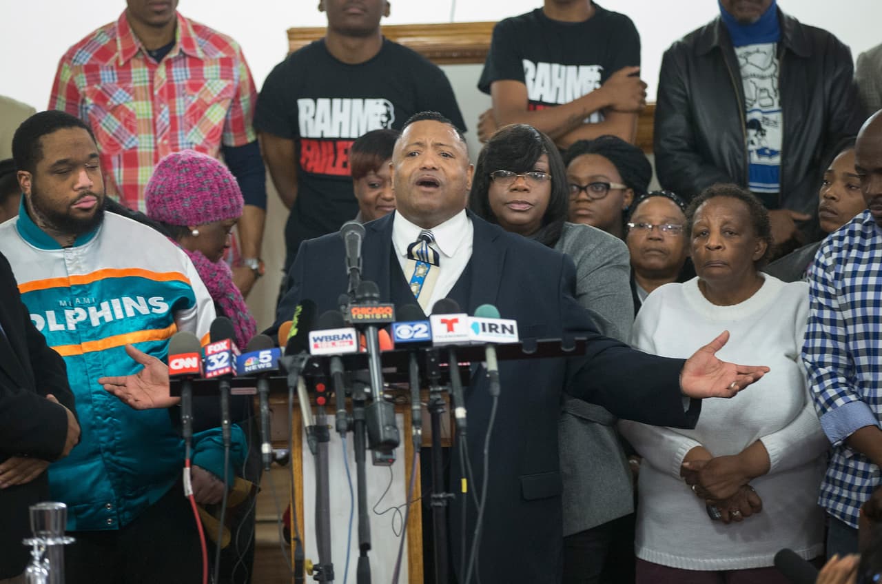 <b>11 de diciembre del 2015. </b>La familia de Laquan McDonald habla por primera vez del caso. El reverendo
<b><a href="http://www.univision.com/chicago/wgbo/noticias/asesinatos/familia-de-laquan-mcdonald-habla-por-primera-vez-desde-que-se-dio-a-conocer-el-video" target="_blank">Marvin Hunter</a></b>, quien es tío abuelo de Laquan, agradeció a la gente por demandar justicia. También hizo un llamado a un cambio en la ciudad y en la nación.