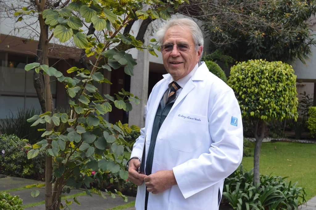 <b>SECRETARÍA DE SALUD:</b> La secretaría de Salud será conducida por el doctor
<b>Jorge Alcocer Varela</b>. Se tituló con Mención Honorífica como Médico Cirujano en la UNAM y es especialista en reumatología y en inmunología clínica en el Instituto Nacional de la Nutrición. Alcocer asegura que la salud no se privatizará y que el sistema tendrá un mecanismo que garantice a todos el acceso a la atención clínica y medicamentos.
