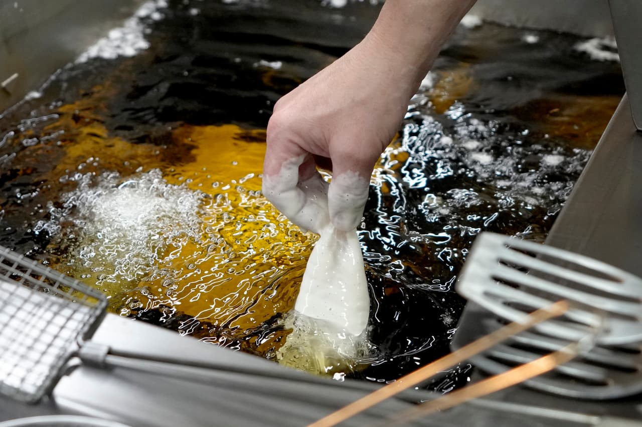 Dos hermanas son acusadas de apuñalar y arrojar aceite caliente a una empleada por un pedido equivocado