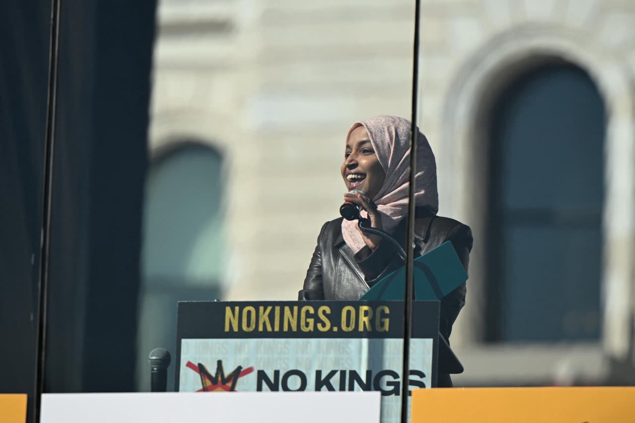 <b>Omar, una crítica abierta del presidente Donald Trump</b>, declaró que estaba siendo señalada como una de las "
<b>enemigas políticas" del republicano</b>, según un reportaje de
<i>The Associated Press</i>.