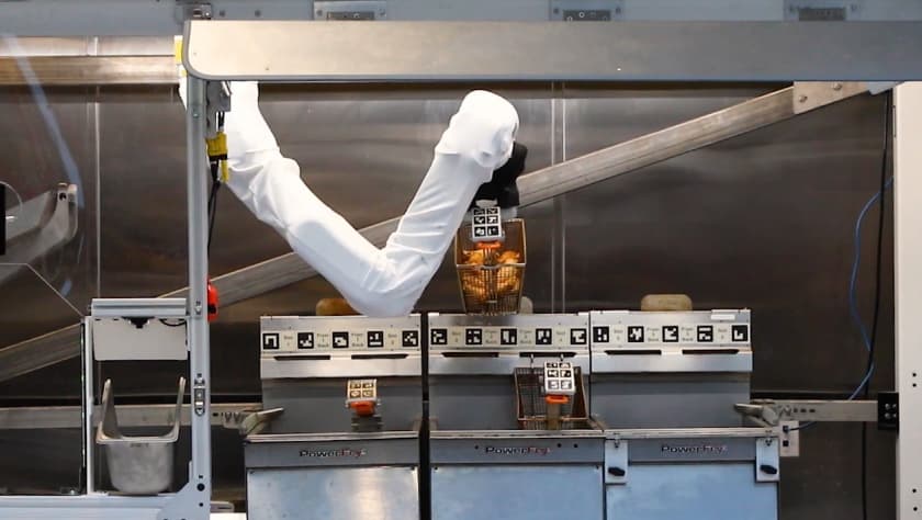 <b>1.- Cocinero.</b> En la imagen, un brazo robótico desarrollado por la empresa Miso Robotics, el cual puede freir papas sin parar durante horas. El aparato está diseñado para ser capaz de transportar las canastillas entre las freidoras hasta que queden crujientes. Algunos restaurantes de la cadena Jack in the Box ya lo están utilizando, según la empresa.