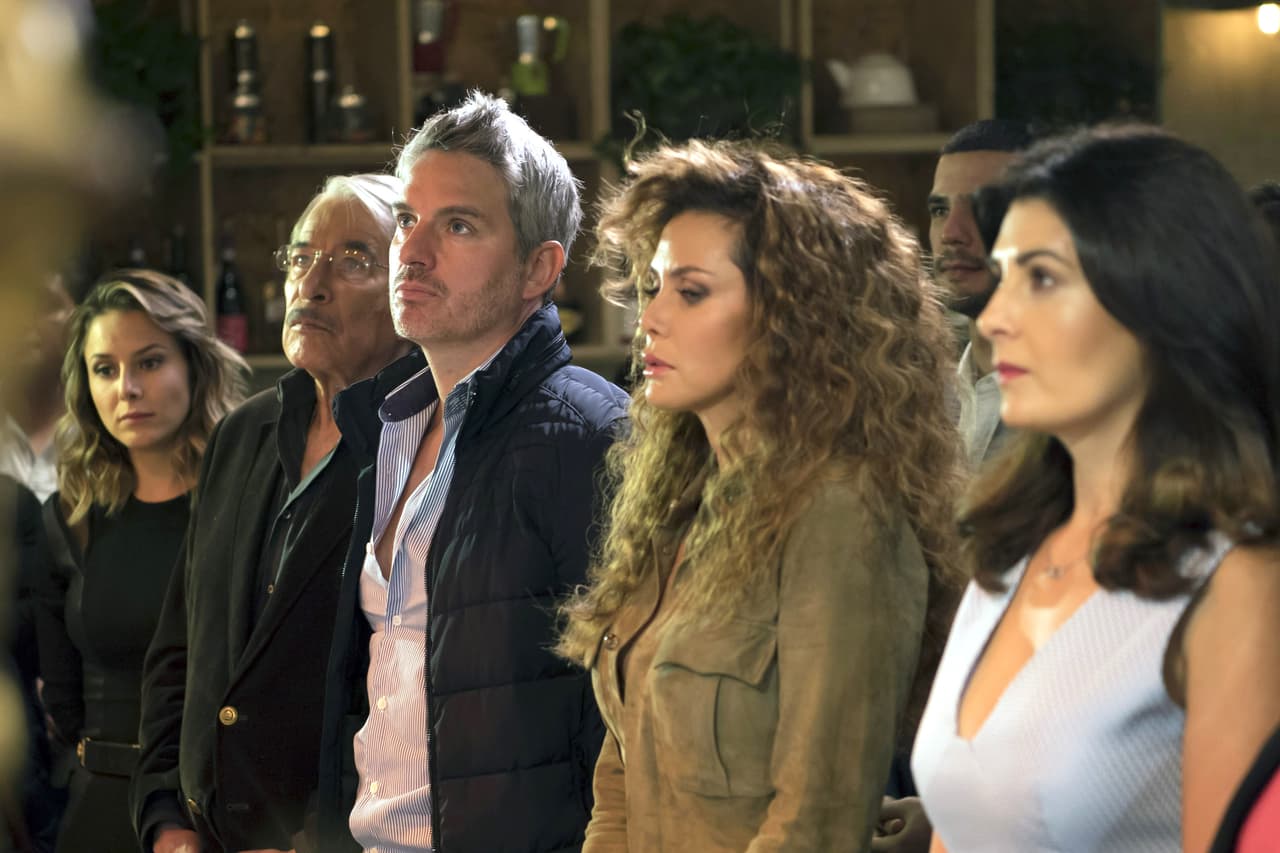 Grandes actores del mundo de las telenovelas como
<b><a href="http://www.univision.com/temas/sabine-moussier">Sabine Moussier</a>, <a href="http://www.univision.com/temas/ramiro-fumazoni">Ramiro Fumazoni</a>, <a href="http://www.univision.com/temas/enrique-rocha">Enrique Rocha</a></b> y
<b>Ale García</b>, también conforman parte de 'Me declaro culpable'.