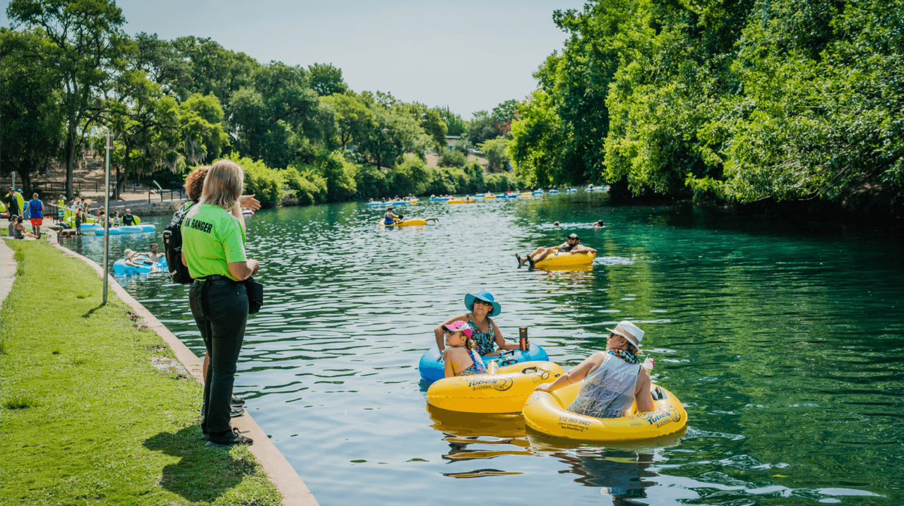 Este río en Texas tiene la temperatura perfecta para nadar durante el verano
