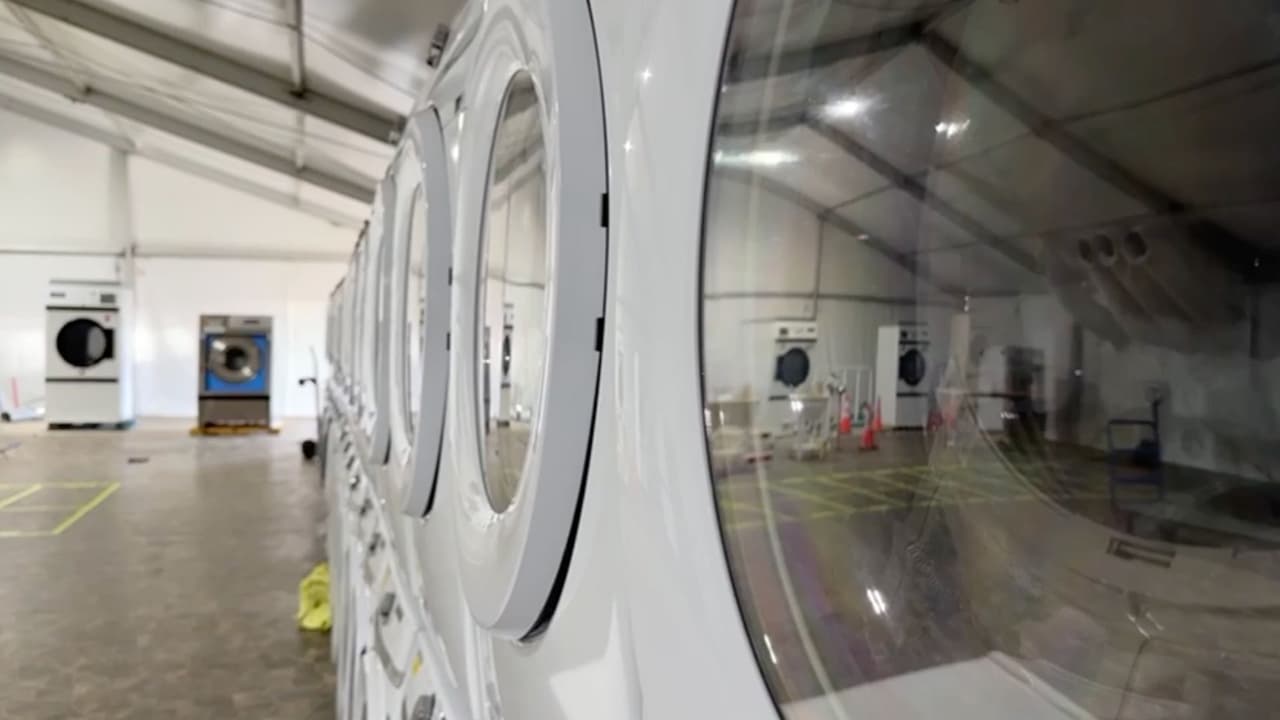 La Patrulla Fronteriza está reportando que
<a href="https://www.univision.com/local/san-antonio-kwex/inmigrantes-frontera-piedras-negras-eagle-pass" target="_blank">ya no es necesario mantener abierto un centro de procesamiento en la frontera de Texas</a>, en la ciudad de Eagle Pass. Aunque
<b> dentro de las instalaciones cabían hasta 6,000 personas,</b> el gobierno federal está cerrando este campamento semanas después de que el presidente Donald Trump entró al poder.