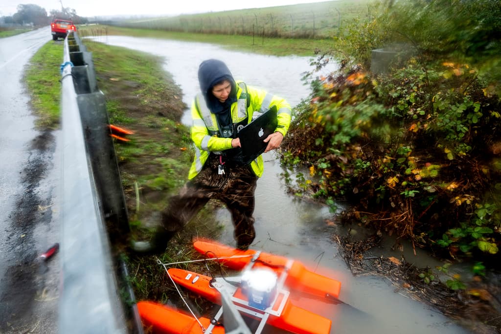 Los funcionarios de transporte
<b>cerraron un tramo de dos millas de la famosa Avenida de los Gigantes</b> de California, una ruta panorámica llamada así por las imponentes secuoyas costeras a lo largo de la ruta, debido a las inundaciones.