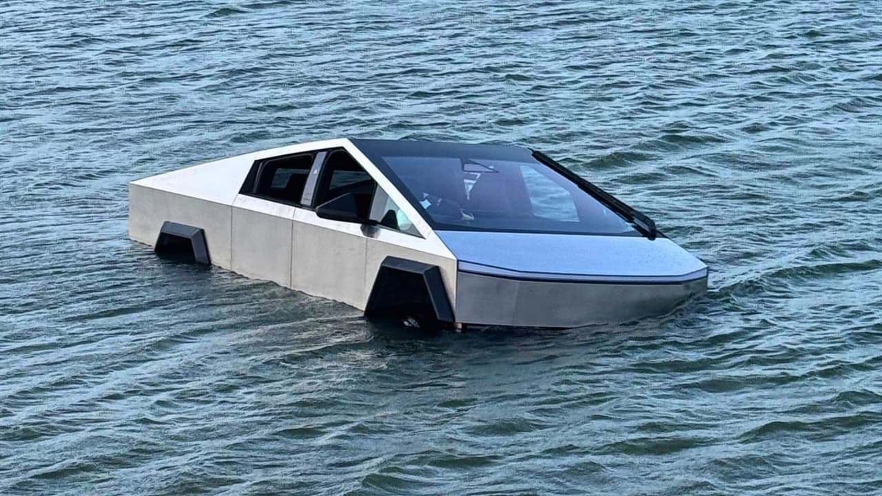 <h3 class="cms-H3-H3">Conductor llevó su Cybertruck a Grapevine Lake para probar el Wade Mode </h3>El incidente ocurrió
<b>poco antes de las 8 p.m. del lunes 18 de mayo, cerca de Katie’s Woods Park Boat Ramp,</b> en Grapevine, según informó la policía de la ciudad.
<br>Cuando los oficiales llegaron al lugar,
<b>encontraron la Cybertruck dentro del agua. </b>
<br>El conductor dijo que
<b>había entrado intencionalmente al lago para usar el <i>Wade Mode.</i></b>
<br>En pocas palabras:
<b>quiso probar una función de la camioneta y terminó dándole trabajo a la policía, a los bomberos y, probablemente, a su compañía de seguros.</b>