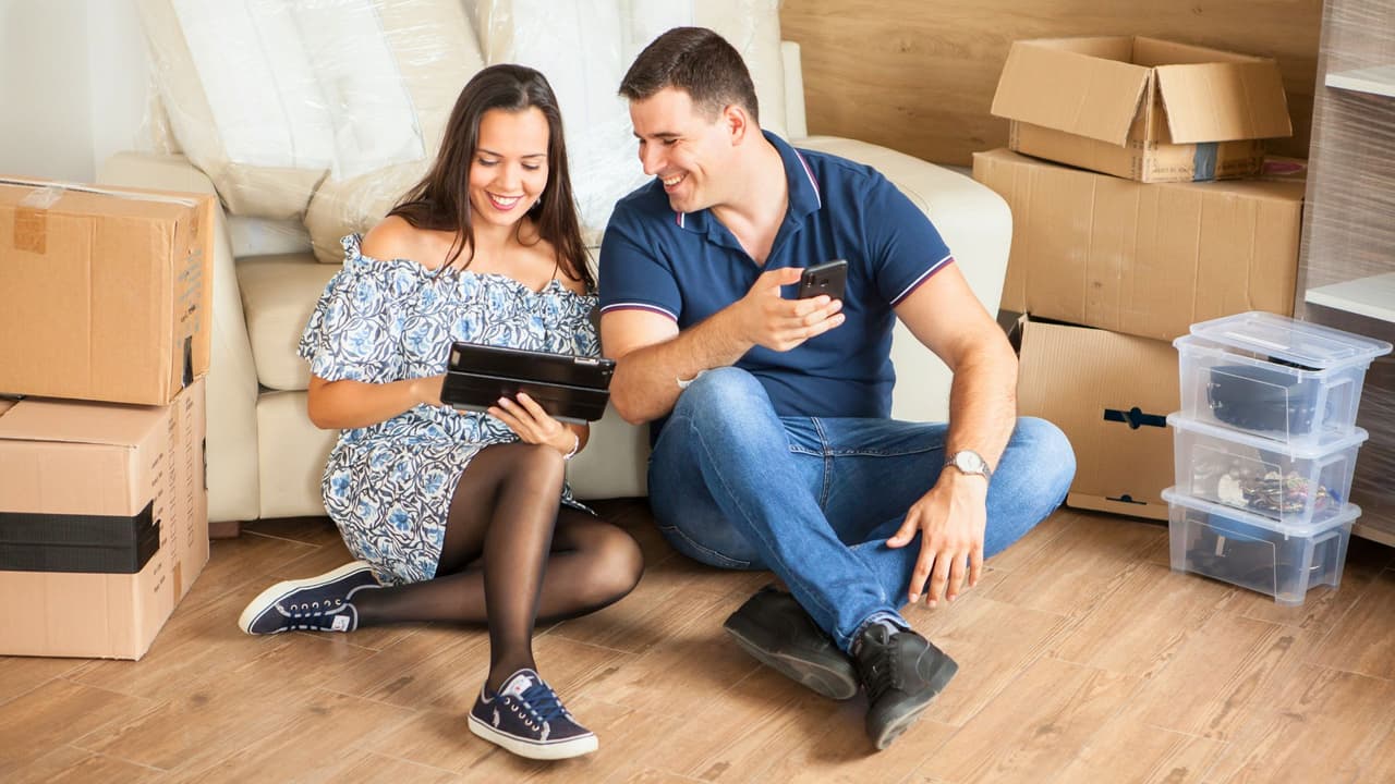 <h3 class="cms-H3-H3">En resumen</h3>
<br>Si te mudas en medio de un trámite migratorio, no basta con avisar al cartero. Cada agencia migratoria tiene sus propias reglas y plazos.
<br>
<b>Un descuido en este paso puede hacer que pierdas citas o recibas decisiones importantes sin enterarte.</b>
<br>La clave es identificar con qué agencia tienes tu caso y actualizar la dirección en todas las que corresponda,
<b>siempre guardando comprobantes.</b>