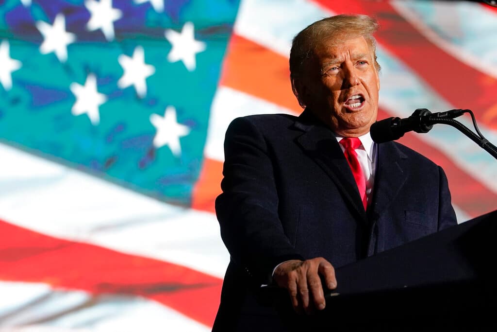 El expresidente Donald Trump habla en un mitin de campaña en apoyo de la campaña del candidato al Senado de Ohio JD Vance.