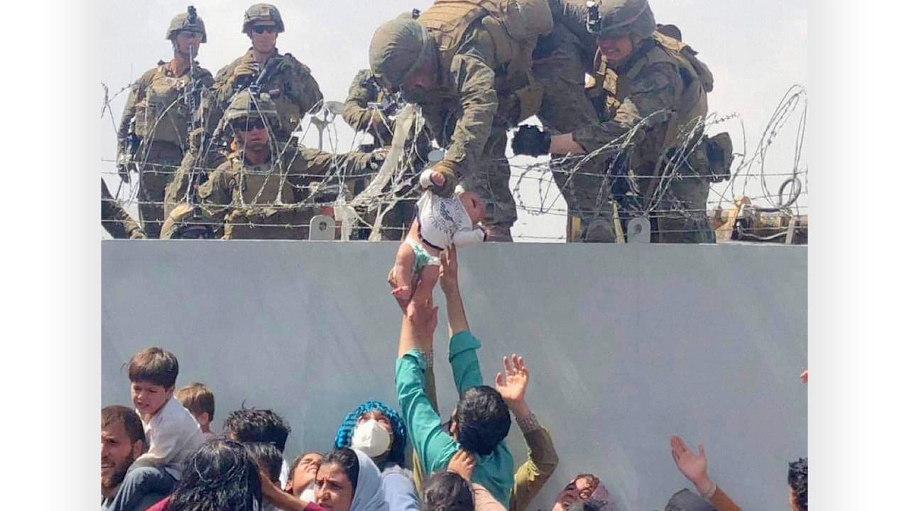La historia del bebé afgano que terminó en manos equivocadas tras la caótica evacuación de Kabul