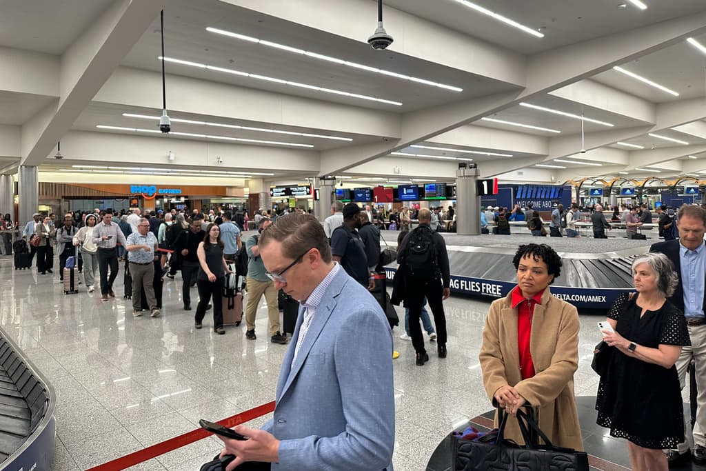 En esta zona,
<b>normalmente solo se ve a personas esperando su equipaje después de un vuelo nacional y a personas esperando a familiares. </b>Sin embargo, en esta ocasión,
<b>está rodeada de filas de personas esperando a pasar el filtro de seguridad. </b>
<br>
<br>La situación se ha salido de control a tal grado que
<b>el aeropuerto de Atlanta dejó de publicar aproximados en los tiempos de espera y pidió a todos los viajeros</b>, ya sea de vuelos nacionales o internacionales,
<b>que llegaran al menos 4 horas antes de su vuelo. </b>