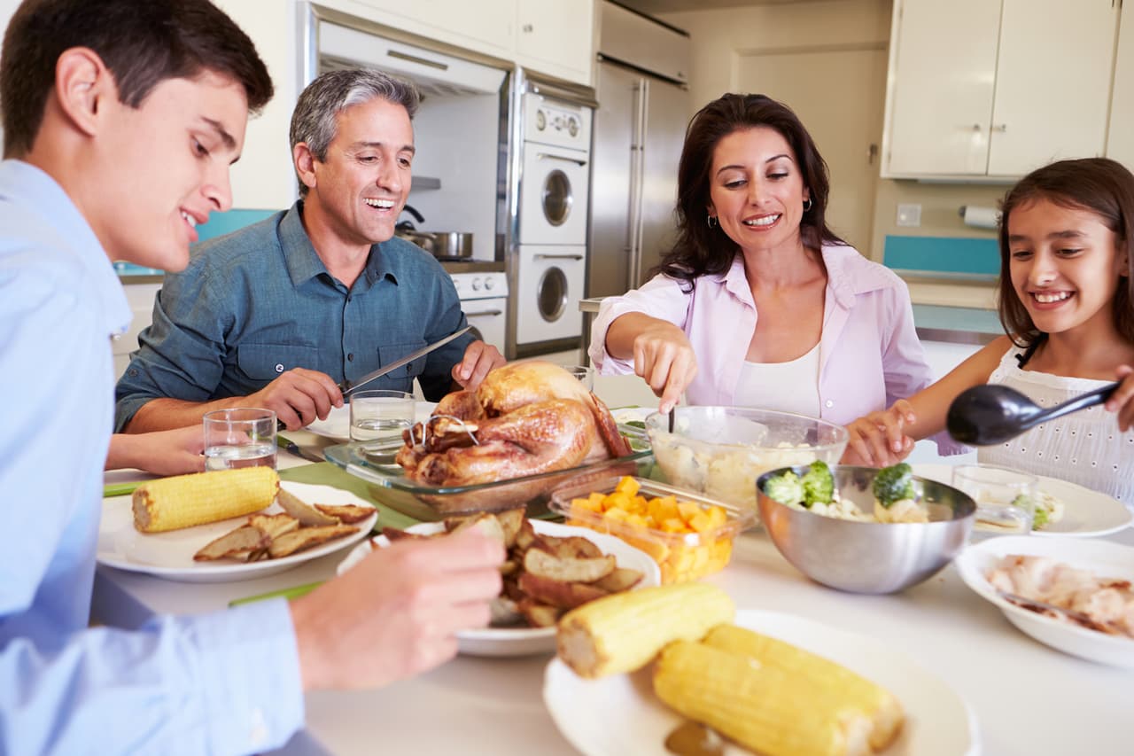 Las comidas familiares, la mejor protección que podemos darle a nuestro hijo adolescente