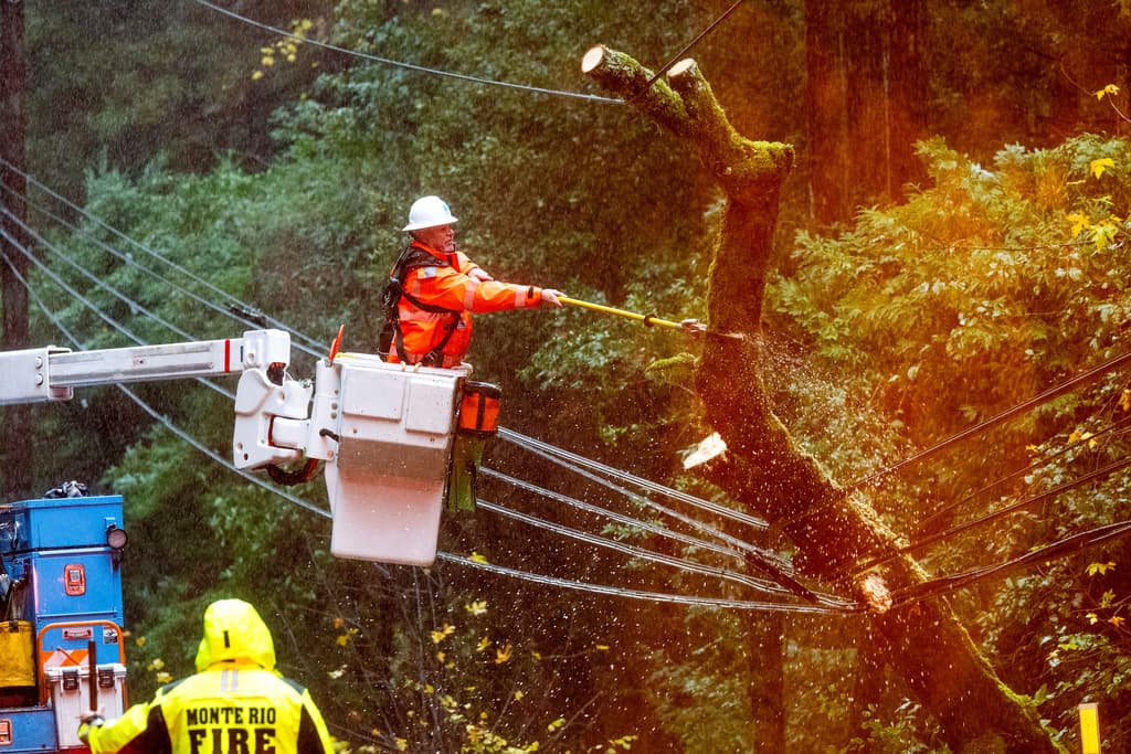 El sistema de tormentas, que golpeó por primera vez el noroeste del Pacífico el martes, alcanzó el estado de
<a href="https://www.univision.com/local/sacramento-kuvs/ciclon-bomba-rio-atmosferico-diferencias-sacramento-norte-de-california">“ciclón bomba”</a>, que ocurre cuando un ciclón se intensifica rápidamente.
