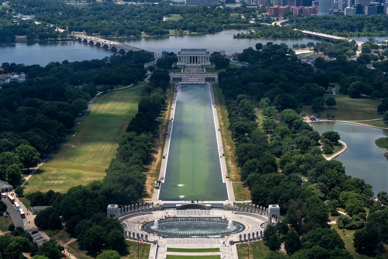 Las algas no ceden: Trump defiende la remodelación del estanque del Monumento a Lincoln que quedó verde