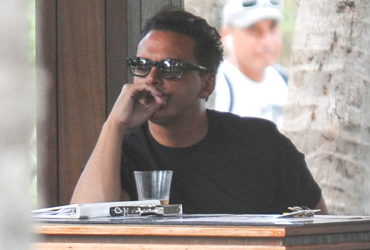 Al cantante Luis Miguel, supuestamente Jaime Camil Garza lo quiso como a un hijo y lo ayudó para que conociera la verdad sobre la muerte de su madre. Se desconoce si al llamado 'Sol' de México se le avisó de la gravedad de su amigo.