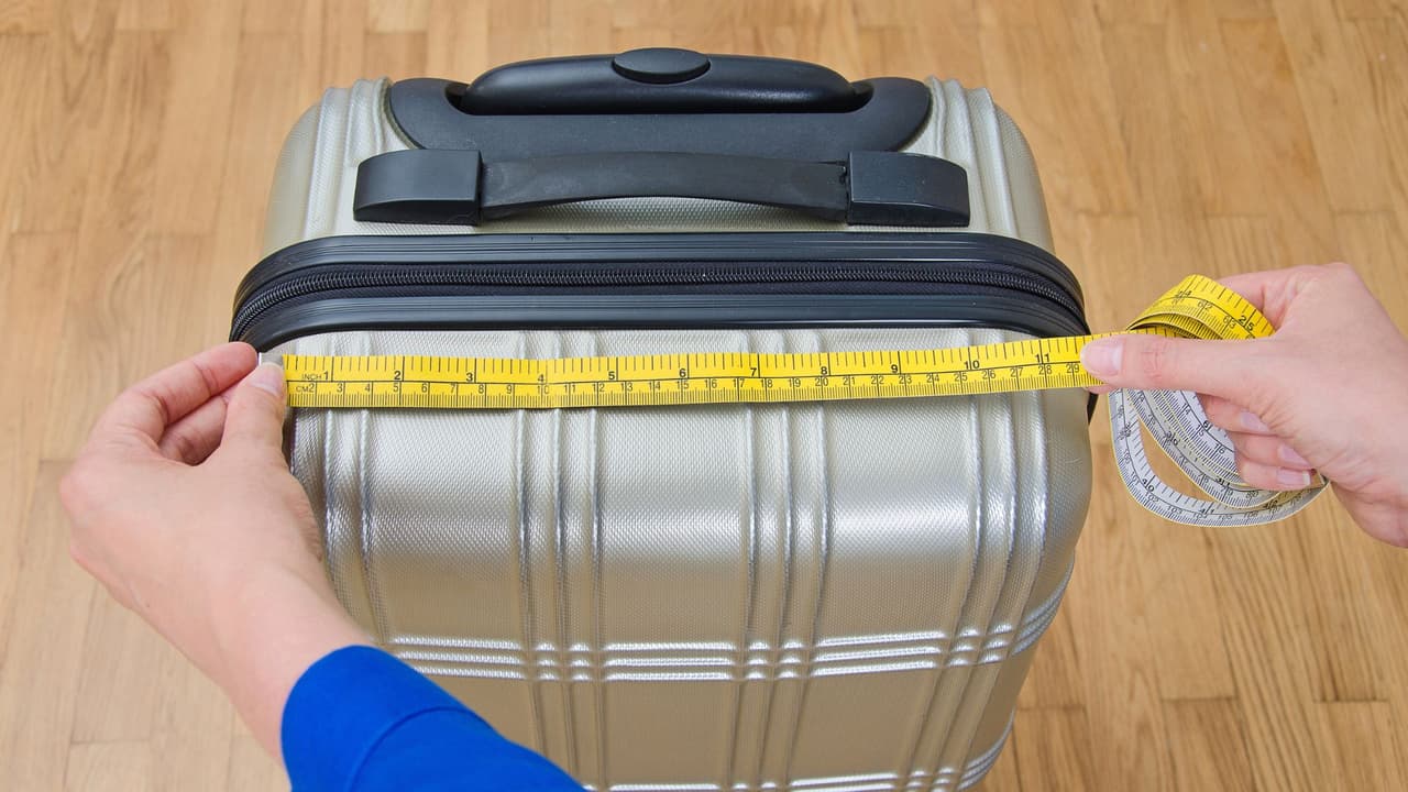 <h3 class="cms-H3-H3">Cómo evitar sorpresas antes de volar</h3>
<b>1. Mide tu equipaje en casa:</b> Usa una cinta métrica o las medidas oficiales. Guarda una foto con las dimensiones en tu celular por si necesitas mostrarla.
<br>
<b>2. No la llenes de más: </b>Evita bolsillos sobresalientes o ropa apretada. Una maleta inflada llama la atención del personal. Mejor lleva tu abrigo o chaqueta en la mano.
<br>
<b>3. Verifica en el mostrador: </b>Si tienes dudas, usa los medidores disponibles antes de pasar por seguridad.
<br>
<b>4. Prepárate para documentar en la puerta: </b>En vuelos llenos, es común que los últimos grupos deban documentar su maleta de mano. Este servicio es gratuito, pero asegúrate de llevar contigo documentos, medicinas, aparatos electrónicos y baterías de litio en tu artículo personal.
<br>
<b>5. Si viajas con tarifa <i>Basic Economy</i>: </b>Recuerda que normalmente abordas al final, así que la probabilidad de que tengas que documentar tu maleta de mano es muy alta.