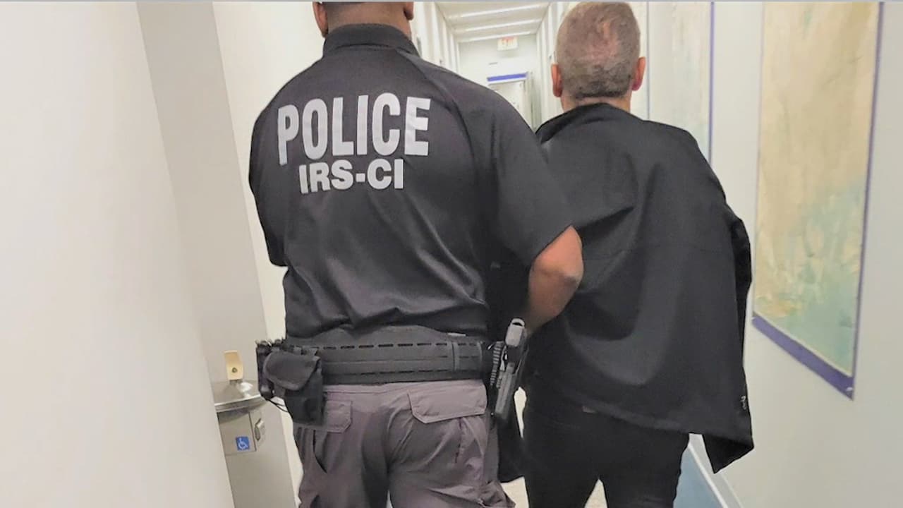 Arrestan al “mago de los impuestos” y lo acusan de fraude fiscal por más de $100 millones