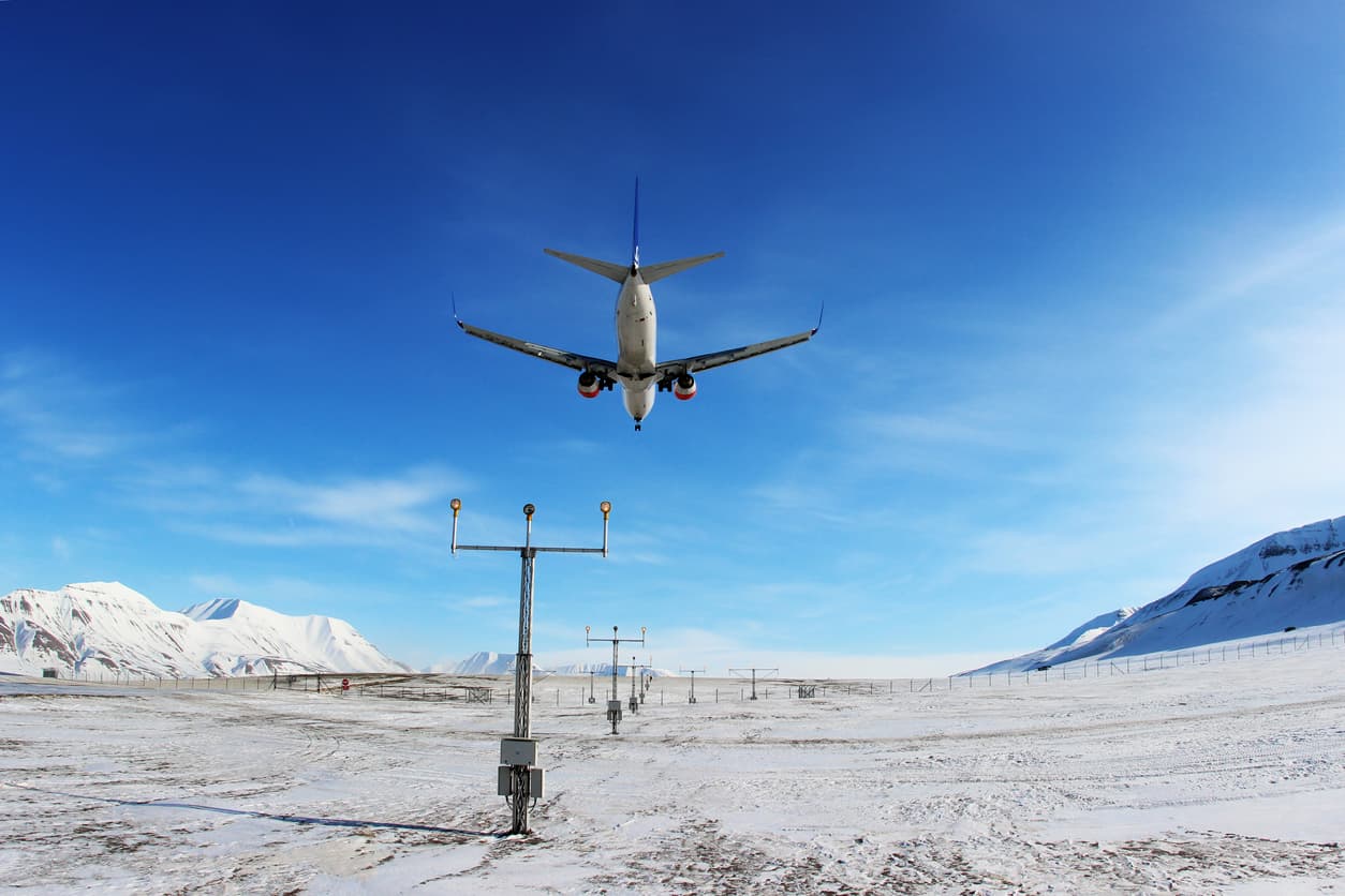 <h3 class="cms-H3-H3">Aeropuerto de Svalbard (LYR), Noruega</h3>
<br>
<br>Las pistas de los aeropuertos se construyen directamente sobre hielo permanente espeso. El derretimiento estacional del hielo requiere reparaciones y mantenimiento constantes del aeropuerto.
<br>
<br>Un estudio muestra que el fenómeno del calentamiento global pronto provocará una grave distorsión de la vía y, en el futuro, deberá cerrarse.
<br>