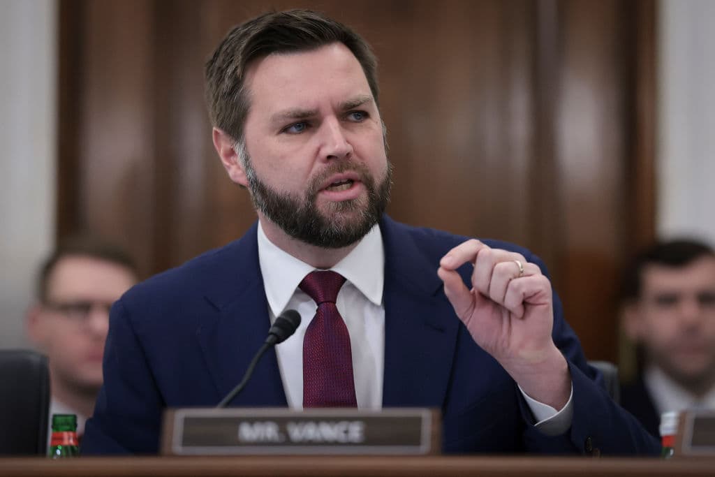 Arrestan a un hombre de Ohio acusado de amenazar de muerte al vicepresidente J.D. Vance