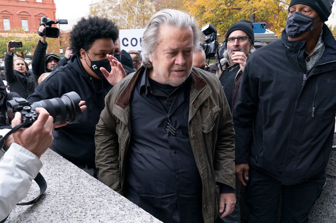 Bannon se entregó al FBI tras ser acusado de desacato criminal, pero no enfretará juicio en prisión