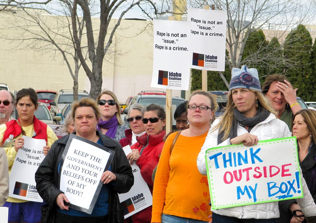 Gobernador de Idaho firma una restrictiva ley que penaliza con cárcel el nuevo delito de "tráfico de abortos"