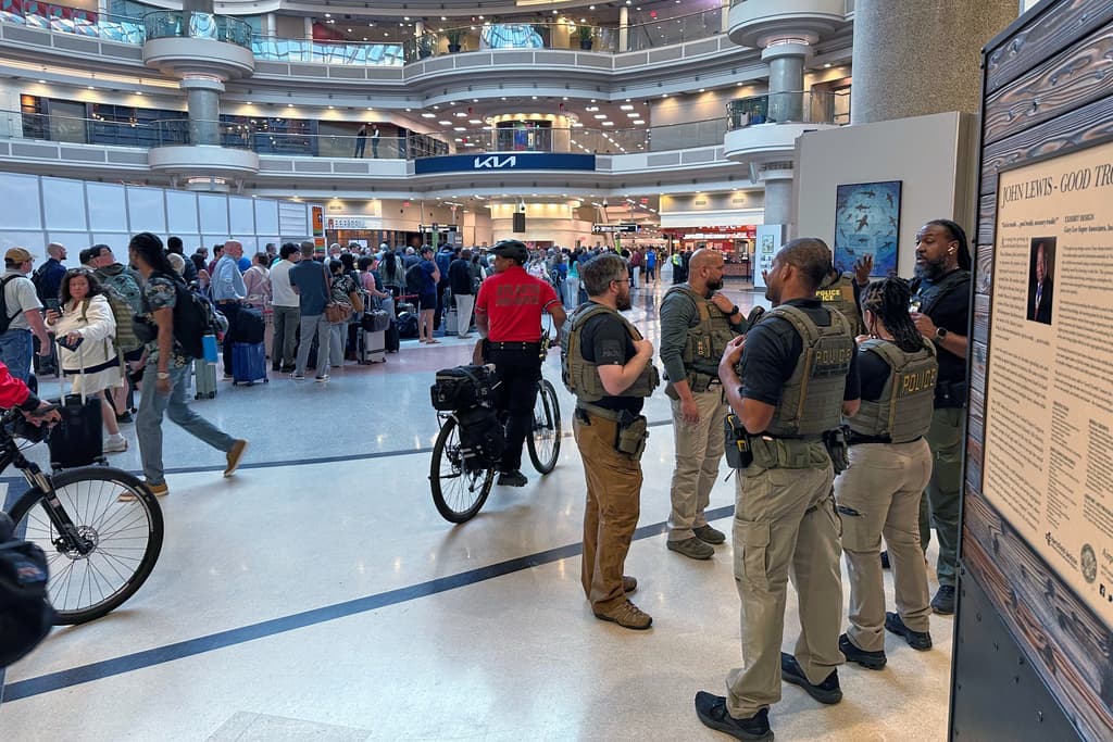 A los
<b>agentes federales de ICE y HSI se les ha visto principalmente cerca de las zonas de revisión de TSA</b> por lo regular en grupos y conversando entre ellos.
<br>
<br>
<b>No se ha confirmado hasta cuándo permanecerán en el aeropuerto de Atlanta</b> y los otros 13 donde sean desplegados.
<br>