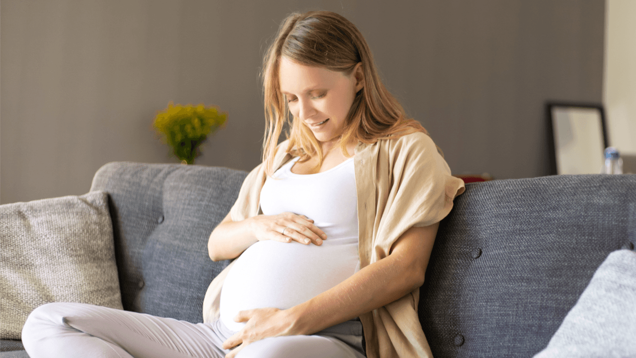 Sentir a tu bebé moverse dentro del vientre será más fácil con estos inofensivos trucos