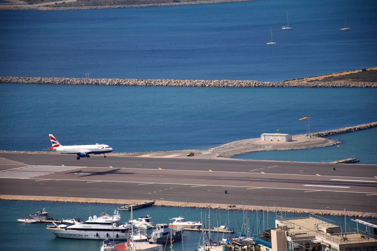 <h3 class="cms-H3-H3">Aeropuerto Internacional de Gibraltar (GIB), Gibraltar</h3>
<br>
<br>Lo que hace de este uno de los aeropuertos más peligrosos del mundo es el hecho de que la pista del aeropuerto pasa por la avenida Winston Churchill, la vía más transitada de la isla que conduce a la frontera española.
<br>
<br>Los vehículos tienen que detenerse cada vez que un avión despega. Por lo tanto, existen barreras y señales para controlar el movimiento de los vehículos en esa vía.
<br>