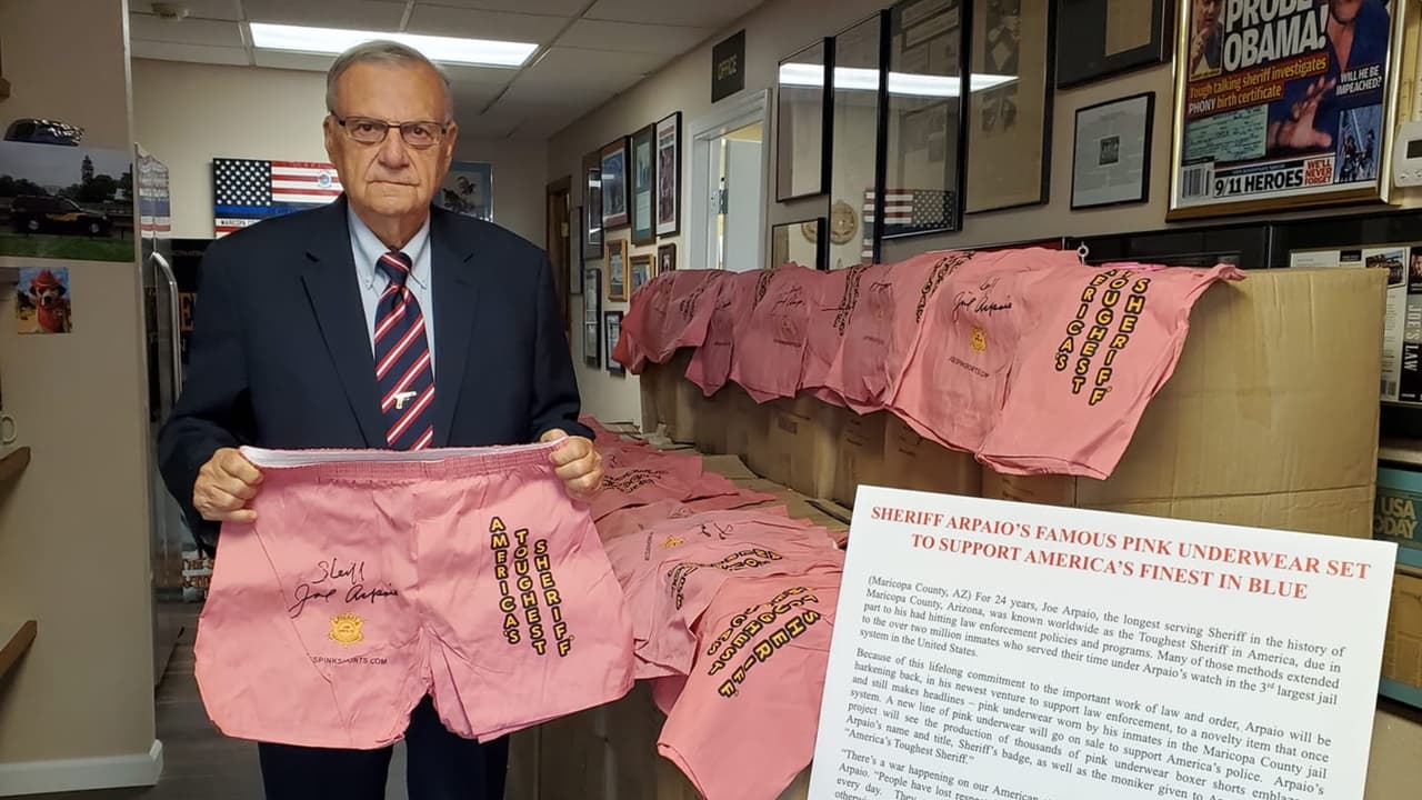 Vuelve la ropa interior rosada que Arpaio le impuso a los reos cuando fue sheriff; ahora con otro propósito