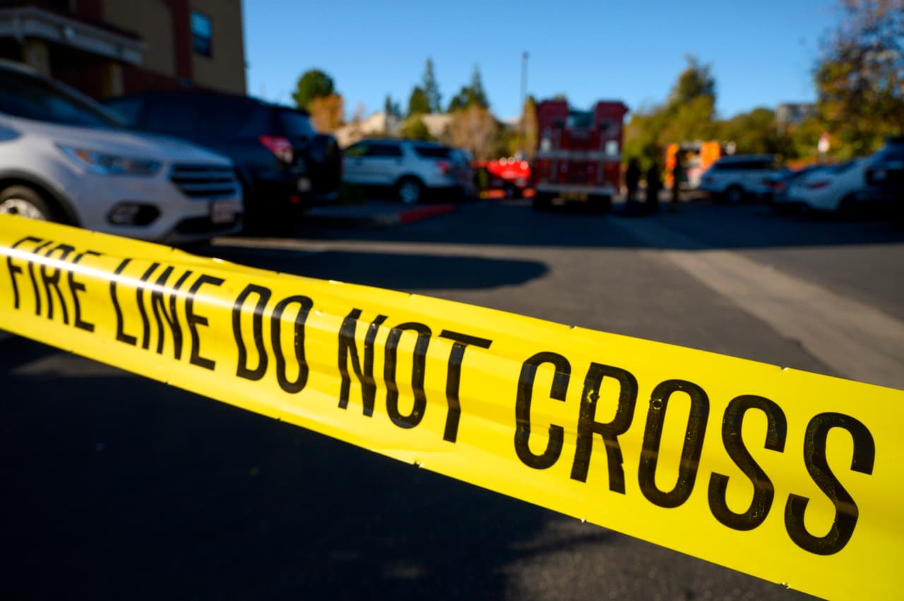 A plena luz del día: hispana es encontrada con un disparo en la cabeza en una acera de NY