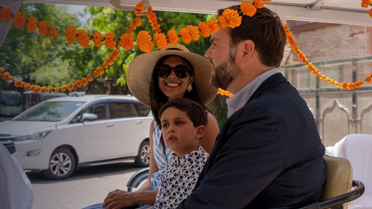 JD Vance visita Disneyland con su familia y es abucheado por manifestantes