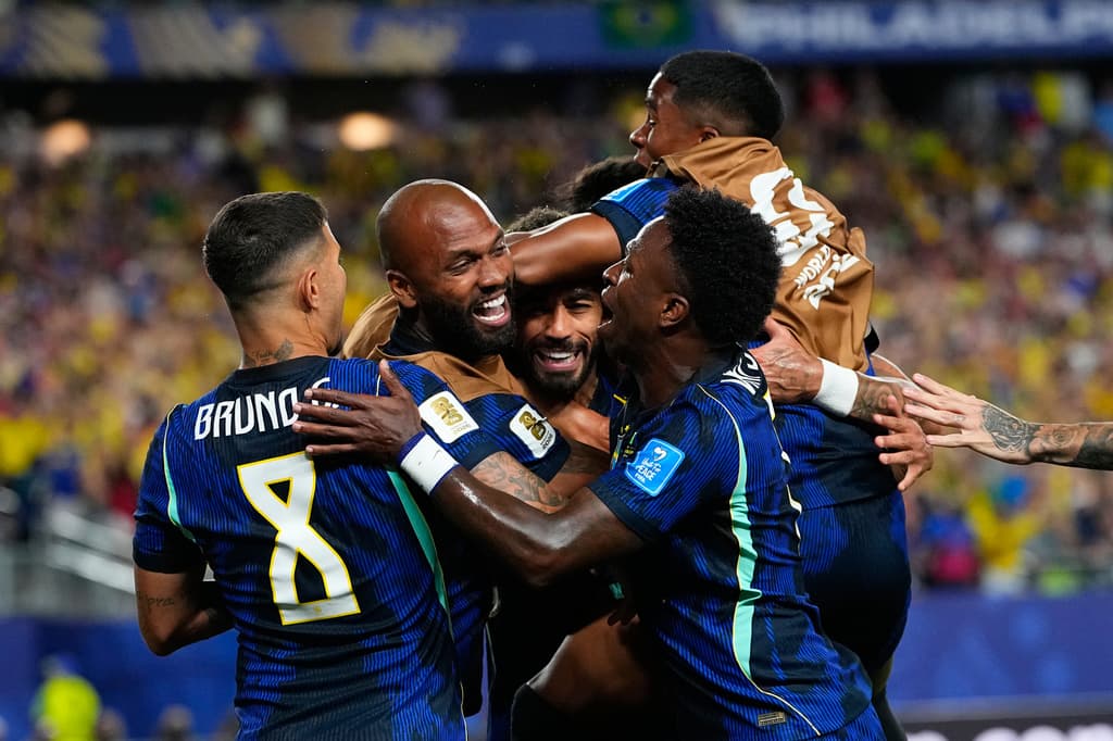 El equipo brasileño celebra el segundo gol anotado durante el primer tiempo.