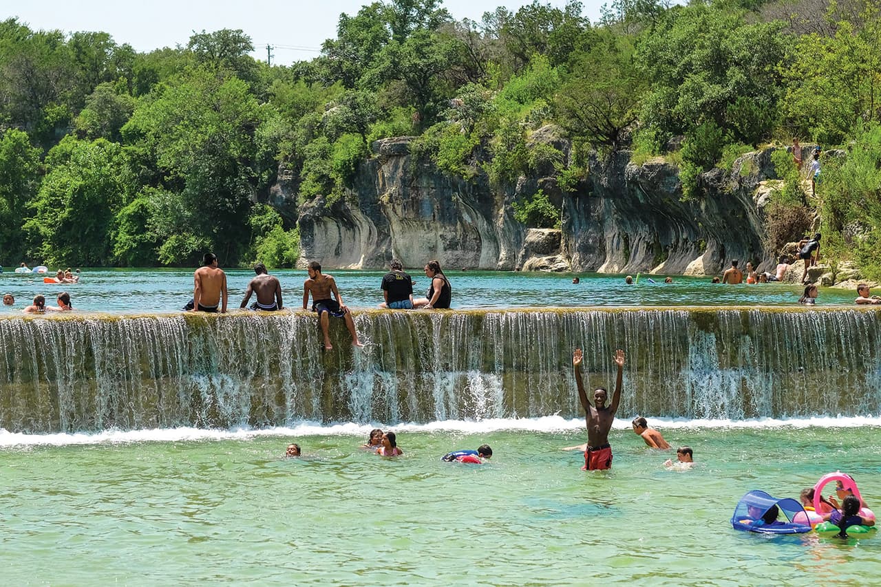 <b>Blue Hole Park</b>
<br>
<br>El famoso parque está ubicado en Georgetown, Texas. Tiene grandes acantilados y se pide a las personas no lanzarse al agua.