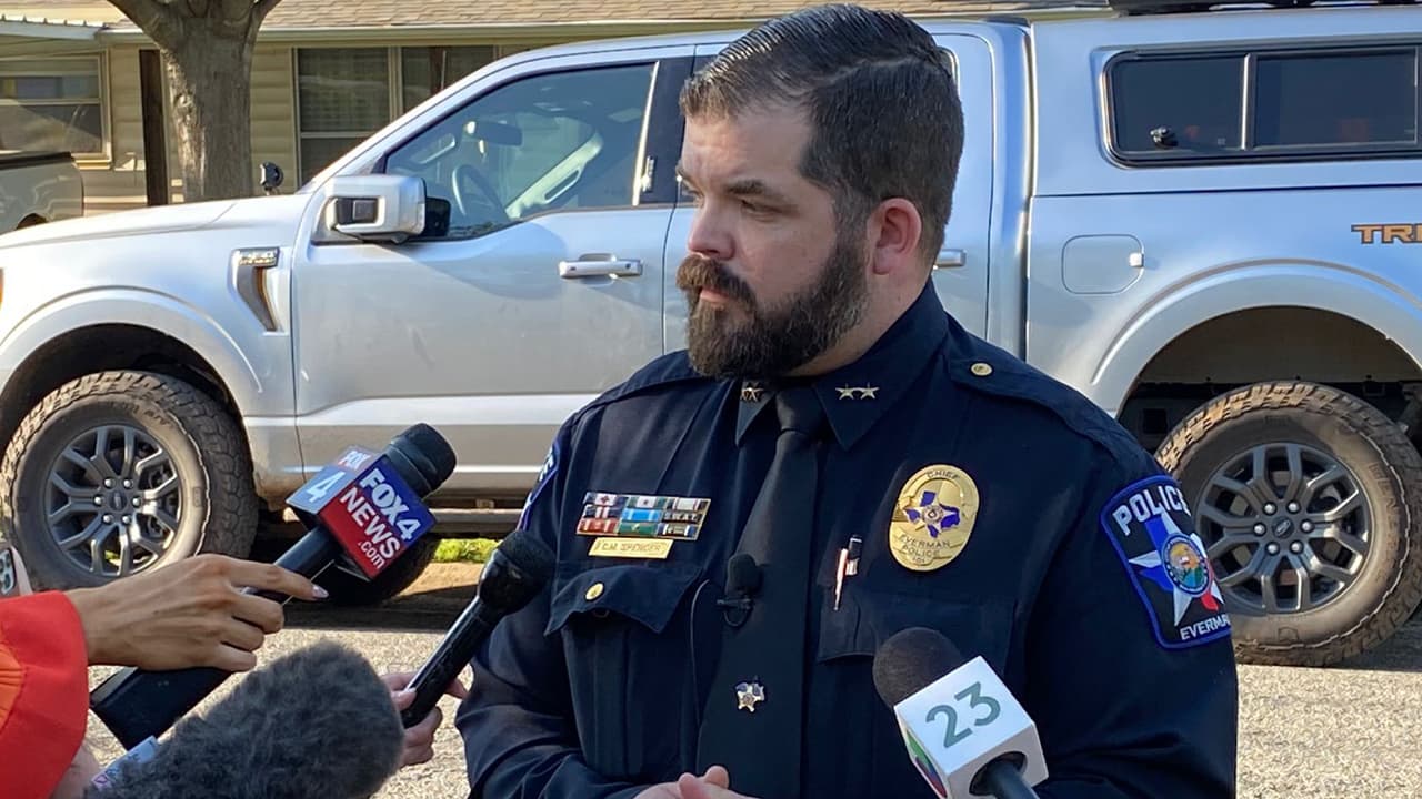 El jefe del Departamento de Policía de Everman, Craig Spencer, resaltó que “no era parte del plan del día” realizar la búsqueda de esta manera, además, indicó que “
<b>no hay nuevas pistas</b>”, y concentran todos los esfuerzos necesarios para encontrar alguna pista que los ayude a responder:
<b>¿Dónde está Noel Rodríguez?</b>
