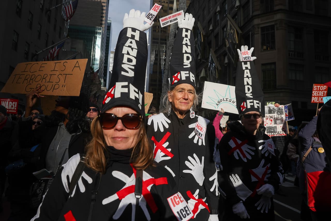 Organizaciones civiles y defensores de derechos humanos han encabezado las manifestaciones, exigiendo una
<b>investigación independiente del tiroteo que terminó con la vida de Good</b>, y el fin de la presencia federal en comunidades.
