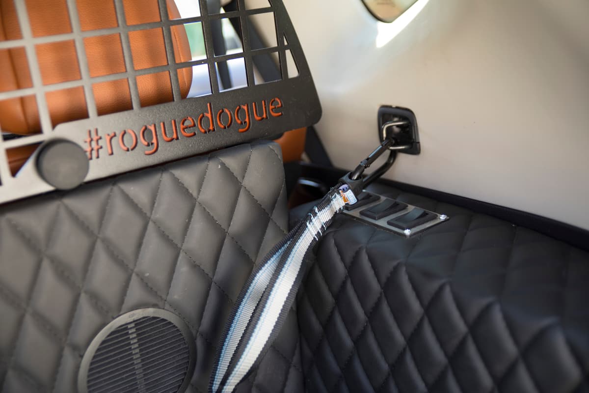 <b>Area de carga:</b>
<br>
<br>La
<b>correa debe de ir asegurada</b> en las anclas/sujetadores ubicadas en el área de carga.