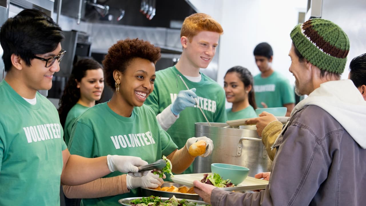 <b>La organización Food Bank entrega a diario miles de comidas a personas de bajos recursos en Nueva York</b>. También pidieron a las autoridades relajar los requisitos para obtener los apoyos de SNAP.
<a href="https://www.univision.com/local/nueva-york-wxtv/food-bank-comida-gratis-personas-inseguridad-alimentaria-nueva-york" target="_blank">Consulta aquí</a> las fechas, horarios y lugares.