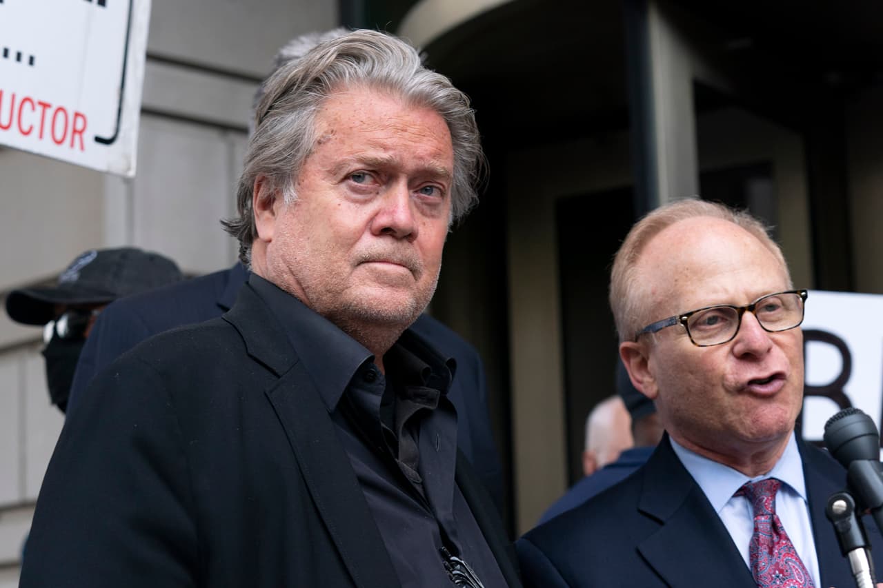 El aliado de Trump, Steve Bannon, es hallado culpable de desacato al Congreso