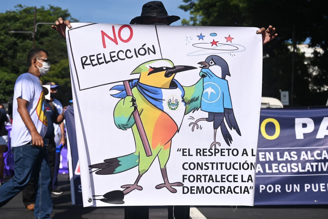 Los manifestantes pidieron también que no se aprueben las reformas a la Constitución que promueve el gobierno de Bukele, que
<a href="https://www.univision.com/noticias/america-latina/corte-suprema-el-salvador-abre-la-puerta-a-la-reeleccion-del-presidente-nayib-bukele">no se avale la reelección presidencial</a> y se deroguen las reformas a la ley de la carrera judicial que facilita a la Corte Suprema de Justicia trasladar o despedir a jueces o magistrados.