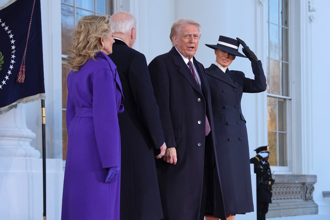 El presidente Joe Biden (centro-izquierda) y la primera dama Jill Biden (izquierda) conversan con el presidente electo Donald Trump (centro-derecha) y Melania Trump (derecha) a su llegada a la Casa Blanca, el lunes 20 de enero de 2025, en Washington. (Foto de AP/Evan Vucci)
