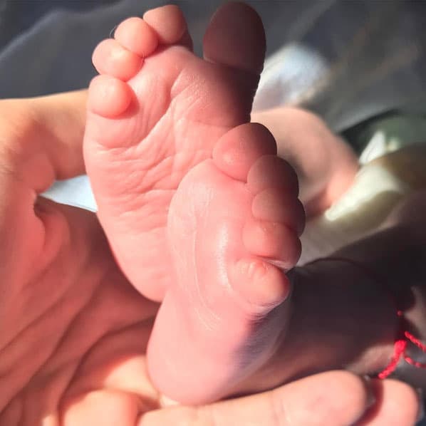 "Mi mami dice q son sus jamones del amor 😋😱😍😍😍😍", poco a poco crecen los piecitos de Matías.