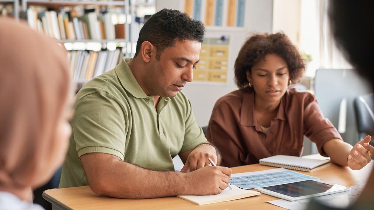 <h3 class="cms-H3-H3">🏫 Cursos gratis para adultos en colegios y centros comunitarios</h3>
<br>
<b>WorkReadyU – Dallas College </b>
<br>Este programa gratuito de Dallas College está enfocado en adultos que quieren mejorar su inglés y prepararse para el trabajo. Ofrecen clases en varios campus del condado de Dallas.
<a href="https://www.dallascollege.edu/cd/workreadyu/pages/default.aspx" target="_blank">Consulta requisitos y fechas de inscripción en su página, haz clic aquí</a>
<br>
<b>Literacy Achieves </b>
<br>Es una organización sin fines de lucro que imparte clases de ESL en diferentes zonas de Dallas. Sus programas están diseñados para estudiantes inmigrantes y sus familias, con opciones presenciales y en línea. Aceptan estudiantes durante todo el año,
<a href="https://www.literacyachieves.org/" target="_blank">haz clic aquí para más detalles</a>