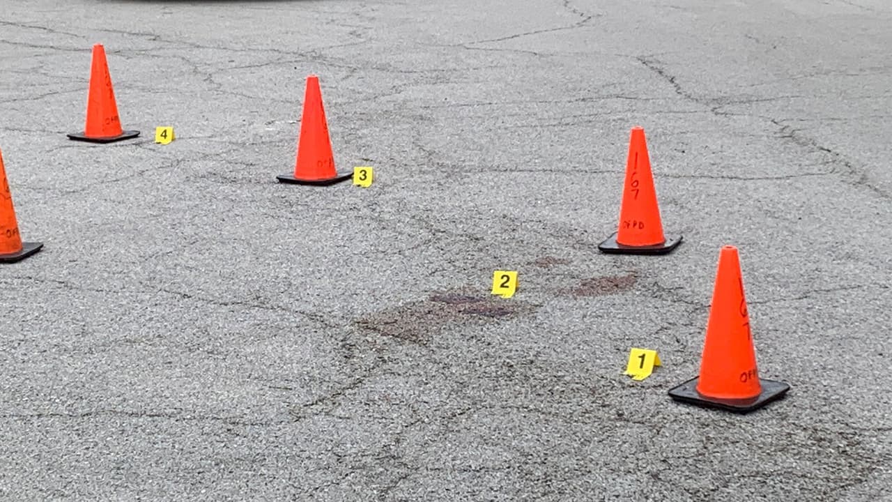 Cerca de las 12 p.m. autoridades confirmaron que
<b>las tres personas heridas habían perdido la vida en los hospitales</b> a los que fueron trasladados por elementos de bomberos, luego de ser puestos a salvo por los policías.